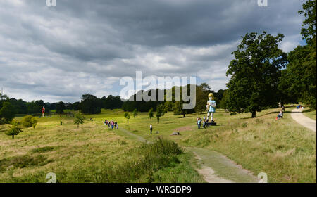 Yorkshire Sculpture Park - Damien Hirst's 'Charity' en fonction de la collection de la société Spastics fort des années 60 Banque D'Images