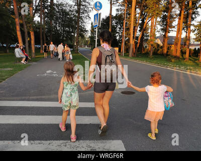 Tallinn, Esntonia - 09,2019 : les enfants de l'autre côté de la rue. Banque D'Images