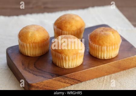 Cupcakes isolé sur table en bois Banque D'Images