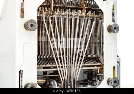 Guides métalliques, détails d'une machine à écrire. Vintage, ancienne technologie. Banque D'Images