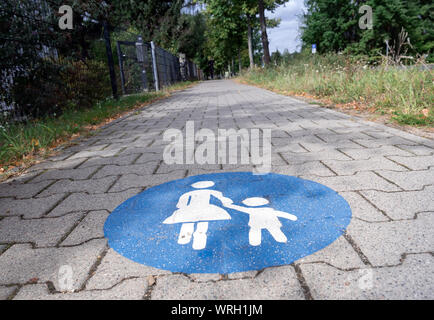 Wandlitz, Allemagne. 10 Sep, 2019. Une ronde, signe de la circulation bleu 'sidewalk" sur un sentier montre la représentation stylisée d'un adulte et enfant. Le chemin peut être utilisé uniquement comme un sentier par les piétons. Les enfants jusqu'à l'âge de 10 la bicyclette sont exclus. Credit : Soeren Stache/dpa-Zentralbild/ZB/dpa/Alamy Live News Banque D'Images