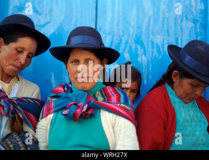Groupe de femmes, l'un portant un enfant sur le dos Banque D'Images