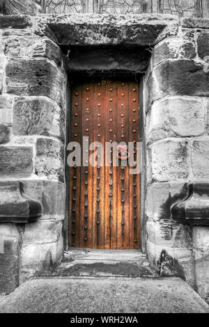 Porte en bois massif, Saint Mary's Parish Church, Rostherne, Cheshire, England, UK Banque D'Images