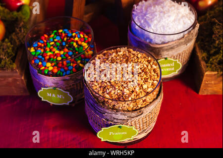 Diverses Garnitures de crème glacée dans des bocaux en verre. Banque D'Images