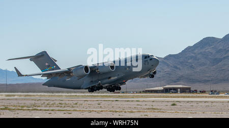 Un C-17 Globemaster III cargo) affecté à la 436e Airlift Wing à Dover Air Force Base (AFB), New York, décolle de la base aérienne Nellis AFB, Nevada, le 8 août 2019. Le C-17 est l'avion le plus flexible pour saisir la force de transport aérien. Il est capable de l'exécution stratégique rapide de troupes et tous les types de chargement de bases principales ou directement à des bases d'opérations dans la zone de déploiement. (U.S. Air Force photo par un membre de la 1re classe Dwane R. Young) Banque D'Images