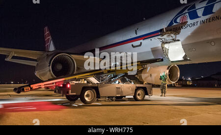 Le personnel des services de passagers à partir de la 436e Escadron aérien charge Port bagage dans la soute inférieure d'un Air Transport International Boeing 757-200 Le 8 septembre 2019, à Dover Air Force Base, l'avion, la facture d'accès à une partie de la flotte aérienne de la Réserve civile, le programme a été chargé de transporter le fret et 30 membres de l'équipe de Douvres AFB, Washington, Fairchild participant au gardien de la mobilité 2019. "Cette mission est multidimensionnelle et fournira une meilleure compréhension des capacités de transport aérien commercial et d'exigences à l'échelle et l'Air Mobility Command de l'entreprise de transport aérien commercial," a déclaré le Major Adam Banque D'Images