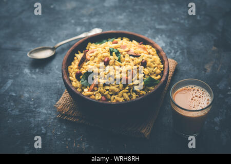 Jada Poha Namkeen Chivda / Thick Pohe Chiwda est un pot en-cas avec un mélange de saveurs sucrées, salées et de noix, servi avec du thé. Concentration sélective Banque D'Images