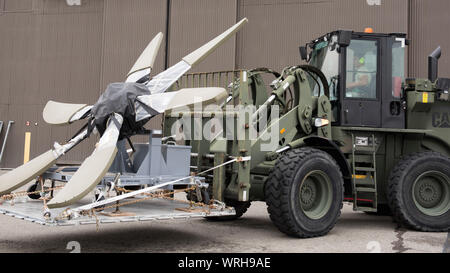 Un aviateur de la logistique du Pape Army Airfield, Caroline du Nord, les déchargements et stocke un chargement de la palette sur la première journée de l'Air Mobility Command Guardian Mobility 2019 Exercice à Fairchild Air Force Base, Texas, le 8 septembre 2019. Grâce à une solide formation, mobilité et les tuteurs est conçue pour renforcer l'état de préparation à spectre complet et développer la mobilité de l'air de livrer des aviateurs de la mobilité mondiale rapide maintenant et dans l'avenir. (U.S. Photo de l'Armée de l'air par la Haute Airman Ryan Lackey) Banque D'Images