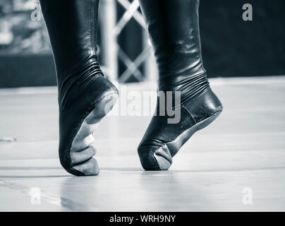 Danseur de la Géorgie l'exécution de la danse folklorique en costume traditionnel. Banque D'Images