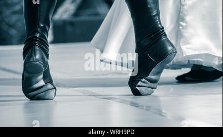 Danseur de la Géorgie l'exécution de la danse folklorique en costume traditionnel. Banque D'Images