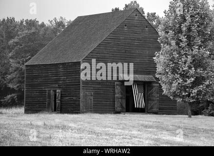 Grange en noir et blanc avant la pluie Banque D'Images