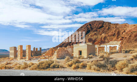 Ruines de l'édifice et l'Évêque Overbury magasin de bijoux dans la ville fantôme de rhyolite. Le Nevada. USA Banque D'Images