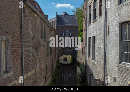 Ancienne maison construite sur le Jeker à Maastricht également connu sous le nom de Huys Op Den Jeker ( traduction anglaise maison sur la rivière Jeker) Banque D'Images