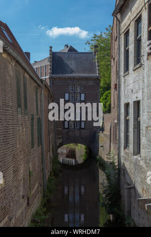 Ancienne maison construite sur le Jeker à Maastricht également connu sous le nom de Huys Op Den Jeker ( traduction anglaise maison sur la rivière Jeker) Banque D'Images