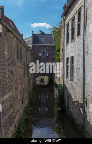 Ancienne maison construite sur le Jeker à Maastricht également connu sous le nom de Huys Op Den Jeker ( traduction anglaise maison sur la rivière Jeker) Banque D'Images