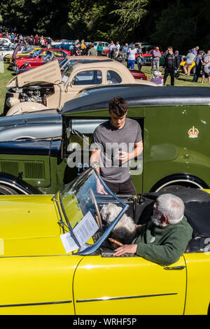 Parler de voitures, salon de voitures, Armes, Hinton Cheriton, Hampshire, Royaume-Uni Banque D'Images