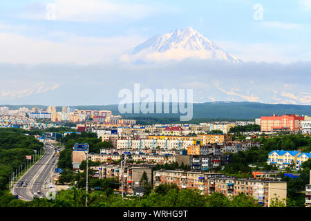 Vue de la ville de Petropavlovsk-kamtchatski sur fond de Volcan Koryaksky. Extrême-Orient russe, la péninsule du Kamtchatka. Banque D'Images