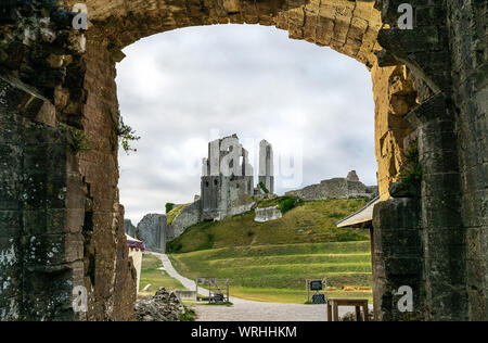 Une vue sur château de Corfe, regardant à travers la passerelle et l'entrée au site historique dans le Dorset, Angleterre, Royaume-Uni Banque D'Images