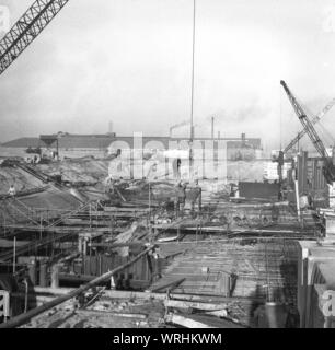 Années 1950, historiques, chantier de construction d'une grande unité industrielle, les travailleurs établissant les fondations en béton, England, UK. Banque D'Images