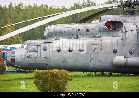 Un hélicoptère militaire ancien peint en gris libre. Banque D'Images