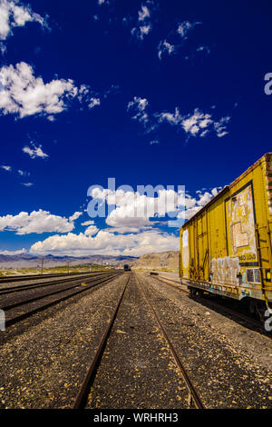 Vieux train de marchandises rouillé sur les voies ferrées à Wendover, Utah, USA. Banque D'Images