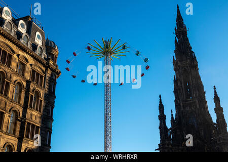 La Star Flyer ride à côté du Scott Monument, partie d'Édimbourg attractions Noël dans les jardins de Princes Street, Édimbourg, Écosse Banque D'Images