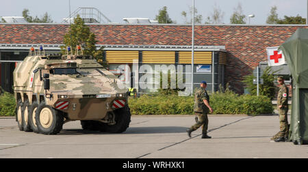 Frankenberg, Allemagne. Août 27, 2019. Récupérer les soldats blessés un camarade avec un boxer GTK avec de l'équipement médical au cours d'une manifestation à la caserne de Wettin. La caserne Wettiner en ce moment chambre autour de 1100 soldats. Crédit : Jan Woitas/dpa-Zentralbild/dpa/Alamy Live News Banque D'Images