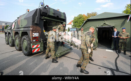 Frankenberg, Allemagne. Août 27, 2019. Récupérer les soldats blessés un camarade avec un boxer GTK avec de l'équipement médical au cours d'une manifestation à la caserne de Wettin. La caserne Wettiner en ce moment chambre autour de 1100 soldats. Crédit : Jan Woitas/dpa-Zentralbild/dpa/Alamy Live News Banque D'Images