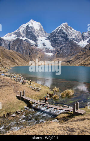 Camping à la Laguna Carhuacocha, Cordillera Huayhuash, Ancash, Pérou Banque D'Images