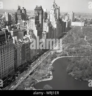 Années 1960, historiques, Manhattan, New York, une vue aérienne de l'époque montrant les gratte-ciel et de tours qui donne sur Central Park, le grand espace ouvert de la ville. Banque D'Images