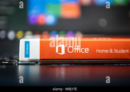 Bangkok, Thaïlande - 17 juillet 2019 : Logo du logiciel Microsoft Office sur l'ensemble de clés de produit. Banque D'Images
