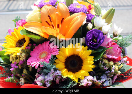 Bouquet mélangé coloré avec différentes fleurs de printemps Banque D'Images