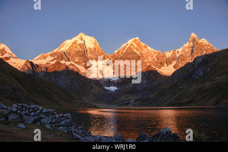 À la Laguna Carhuacocha Sunriset, Cordillera Huayhuash, Ancash, Pérou Banque D'Images