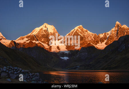 À la Laguna Carhuacocha Sunriset, Cordillera Huayhuash, Ancash, Pérou Banque D'Images