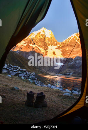 Vue depuis la tente à Laguna Carhuacocha, Cordillera Huayhuash, Ancash, Pérou Banque D'Images