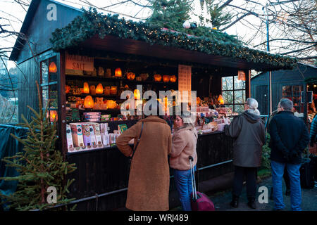 Appréciant les acheteurs au Marché de Noël écossais Princes Street Gardens, Édimbourg, Écosse Banque D'Images