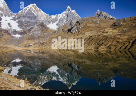 Paysage incroyable beauté, Laguna Carhuacocha, Cordillera Huayhuash, Ancash, Pérou Banque D'Images