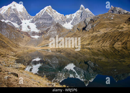 Paysage incroyable beauté, Laguna Carhuacocha, Cordillera Huayhuash, Ancash, Pérou Banque D'Images