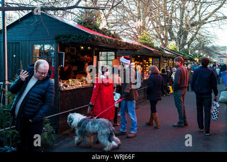 Appréciant les acheteurs au Marché de Noël écossais Princes Street Gardens, Édimbourg, Écosse Banque D'Images