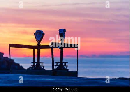 Payer des jumelles au lever du soleil sur Cape Neddick, York, Maine, USA. Banque D'Images