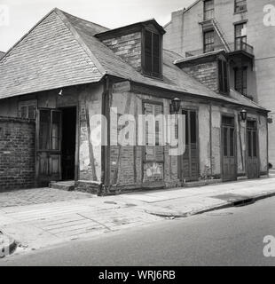 Années 1960, historiques, New Orleans, USA, dans le quartier français, le célèbre Lafitte's forge à l'angle de la rue Bourbon et Saint Philippe Rue que cela ressemblait à l'époque. A French colonial cottage/cour et réputée pour être la plus ancienne dans le bar 'nous', ce bâtiment historique est un l'un des plus célèbres de la ville. Banque D'Images