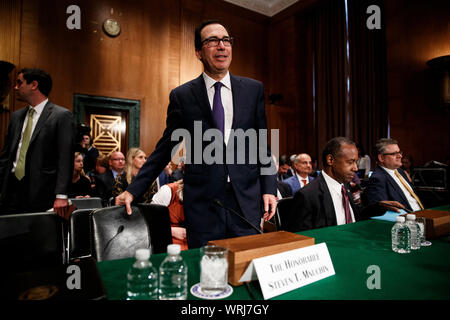 Washington, USA. 10 Sep, 2019. Le secrétaire du Trésor américain Steven Mnuchin arrive pour un comité sénatorial des banques, du logement et des Affaires urbaines Comité audience concernant le financement du logement des réformes sur la colline du Capitole à Washington, DC, États-Unis, le 10 septembre, 2019. Source : Xinhua/Shen Ting Banque D'Images