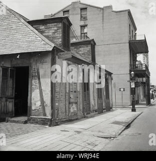 Années 1960, historiques, New Orleans, USA, dans le quartier français, le célèbre Lafitte's forge à l'angle de la rue Bourbon et Saint Philippe Rue que cela ressemblait à l'époque. A French colonial cottage/cour et réputée pour être la plus ancienne dans le bar 'nous', ce bâtiment historique est un l'un des plus célèbres de la ville. Banque D'Images