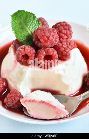 Close up de panna cotta aux framboises fraîches. Délicieux dessert sain. Banque D'Images