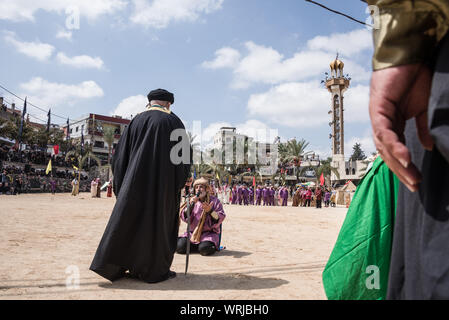 Les gens de Jibchit, municipalité de Nabatiyeh, Liban, pleuré la mort de l'Imam Hussein, petit-fils du Prophète Mohamed, à travers une reconstitution de sa mort pendant la bataille de Karbala en 680 AD. Une distribution de 100 personnes y ont pris part, avec des chevaux et un chameau. Liban, 10 Septembre 2019 Banque D'Images