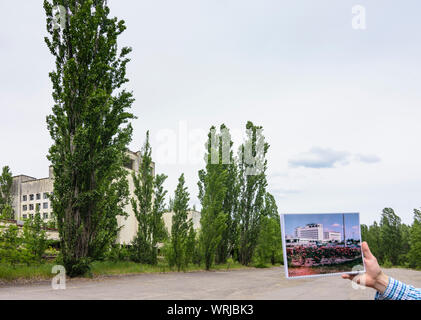 Pripyat (Prypiat) : abandonné Polissya hotel, guide affiche de droit de regard original à Tchernobyl (Zone d'exclusion de Tchernobyl), Kiev Kiev oblast, Ukraine Banque D'Images