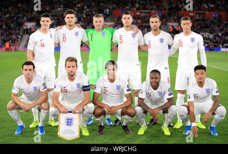 L'Angleterre (de haut en bas, de gauche à droite) Declan Rice, Harry Maguire, gardien de la Jordanie Pickford, Michael Keane, Jordan Henderson, Ross Barkley, Ben Chilwell, Harry Kane, Trent, Alexander-Arnold Raheem Sterling, et Jadon, Sancho s'aligner avant de kick-off pendant l'UEFA Euro 2020, un match de qualification du groupe à St Mary's, Southampton. Banque D'Images