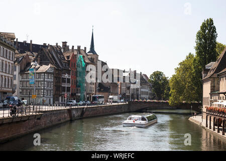 Un bateau touristique se déplace le long du canal à côté du quai Saint-Nicolas dans le quartier de la petite France à Strasbourg, en France. Banque D'Images