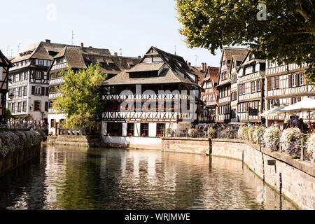 Restaurant Maison des Tanneurs le long du canal près de la place Benjamin Zix et du quai du Moulins dans le quartier de la petite France à Strasbourg, France. Banque D'Images