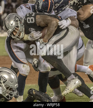 Oakland, Californie, USA. Sep 9, 2019. Denver Broncos secondeur intérieur Josey Jewell (47) s'attaque à Oakland Raiders tight end Darren Waller (83) le lundi 9 septembre 2019, au Oakland-Alameda County Coliseum, Oakland, Californie. Les raiders défait les Broncos 24-16. Crédit : Al Golub/ZUMA/Alamy Fil Live News Banque D'Images